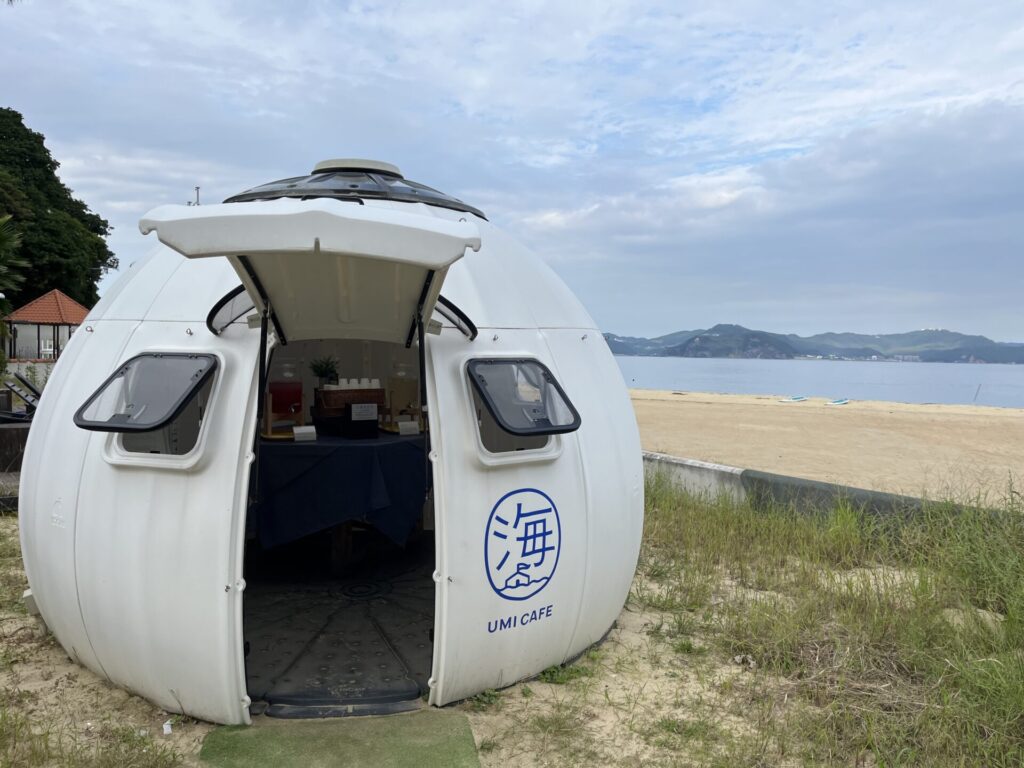 宿泊者が無料で使える島カフェのひとつ、海カフェ（UMI CAFE）の外観