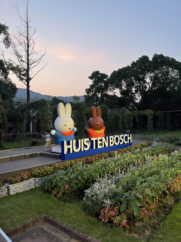 ハウステンボス入国ゲート前で撮った家族写真