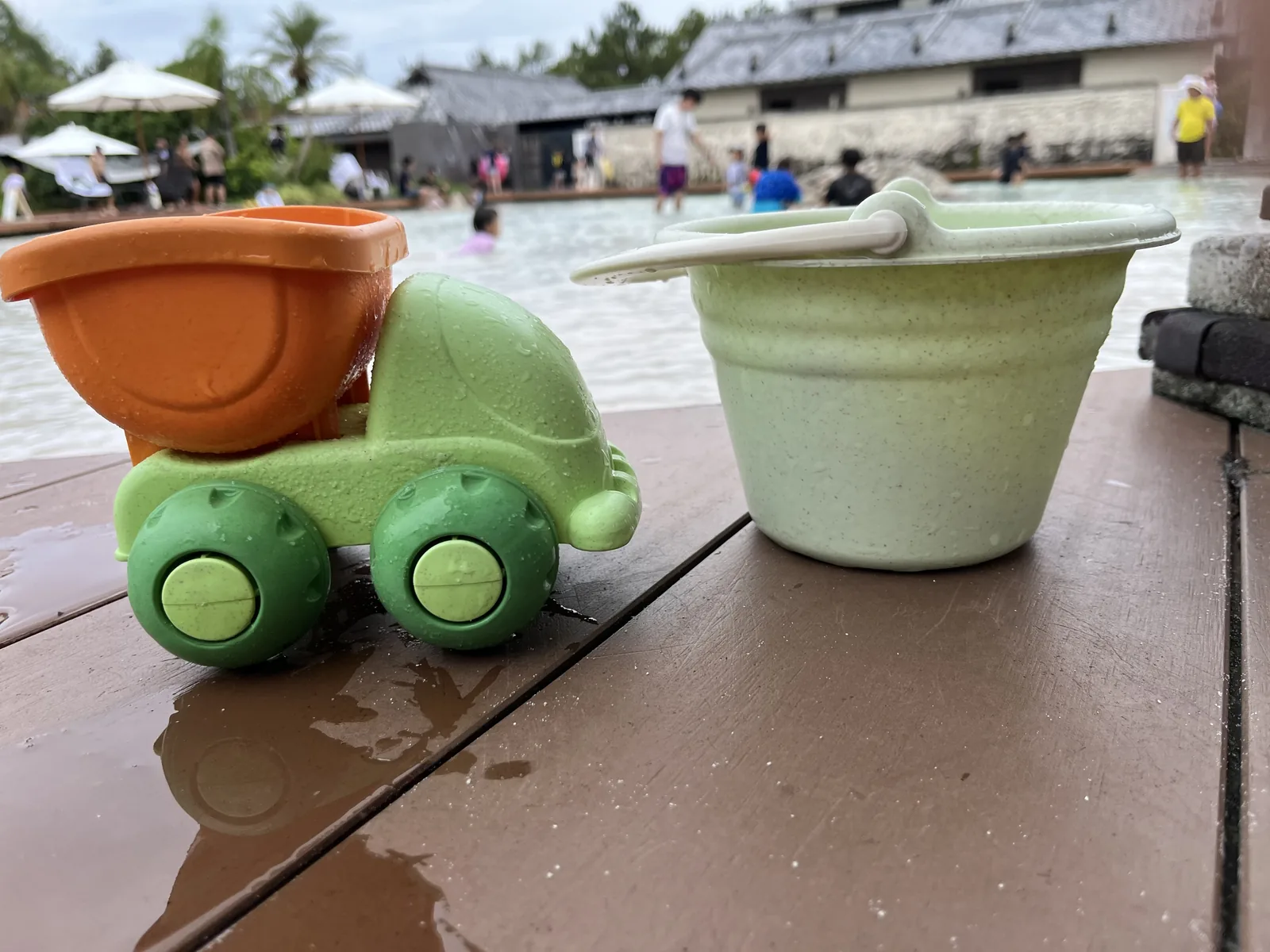 ガーデンプールに持ち込んだ砂遊び用のバケツとダンプカー
