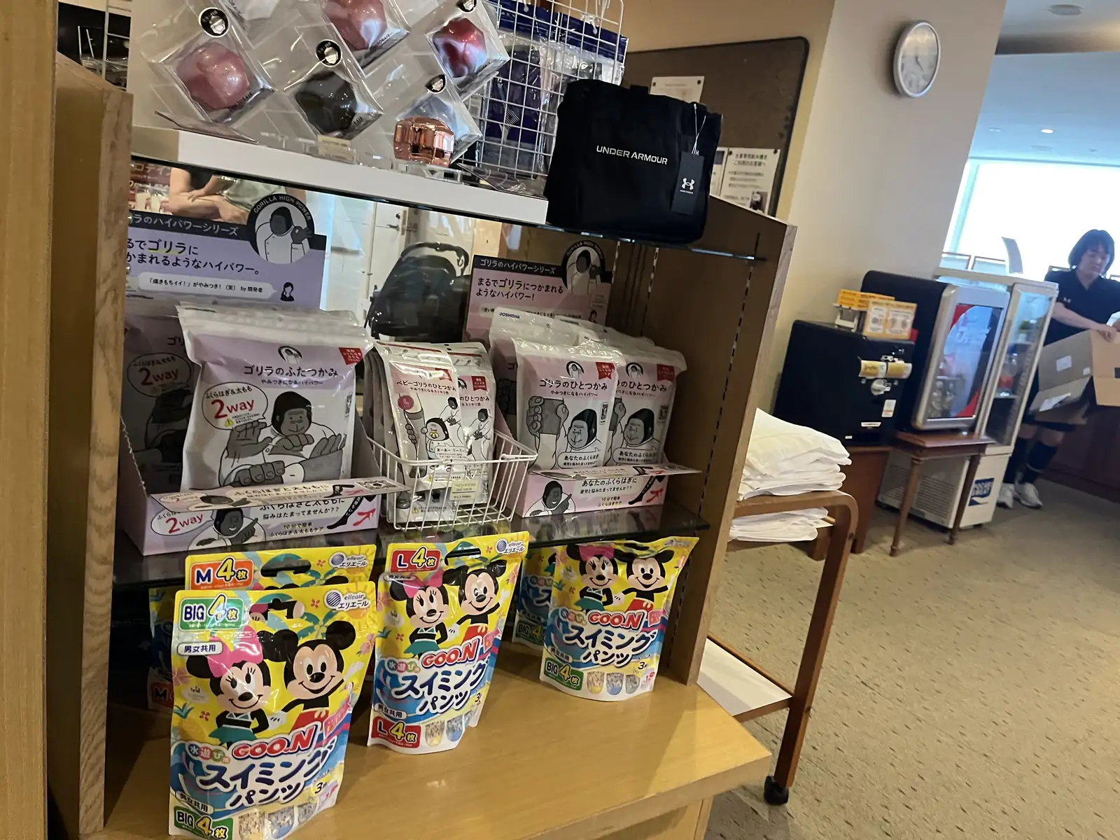 売店で売られている水遊び用のスイミングパンツ