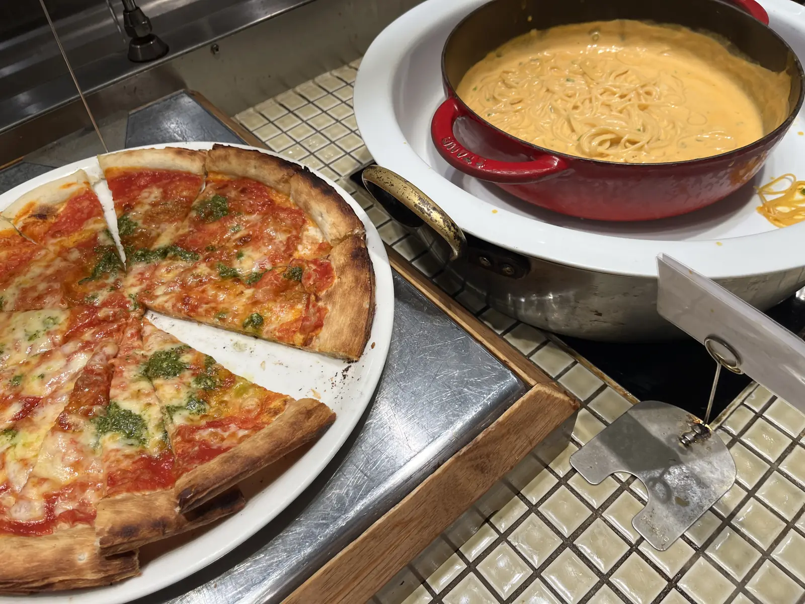 11時から並び始めるパインテラスのピザとパスタ