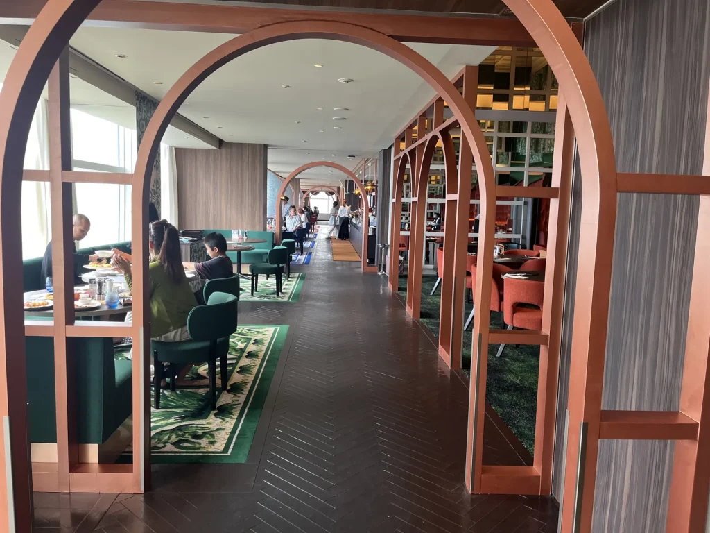 Ristorante ARCOの店内。テラコッタ色のアーチが連なる42階のダイニング